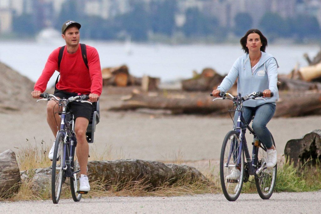 fifty_ind's tweet photo. EXCLUSIVE PICTURES - Jamie and #Amelia in Vancouver taken on June 2@JamieDornan ❤❤ #LoveBirds💝💘💝💘 https://t.co/MNo5MqLcDS