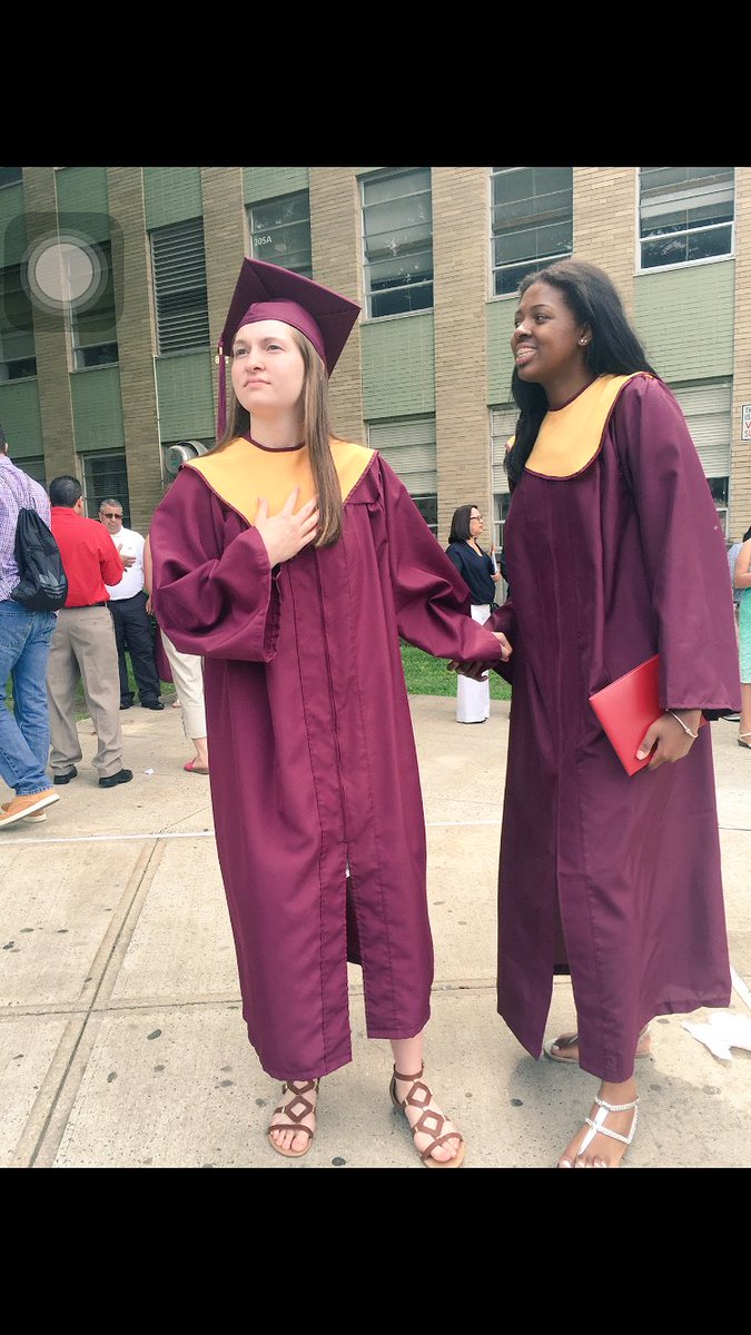 SydneyZambrotta's tweet image. can't believe we did it ❤️🎓🤘🏽 #ClassOf2k16