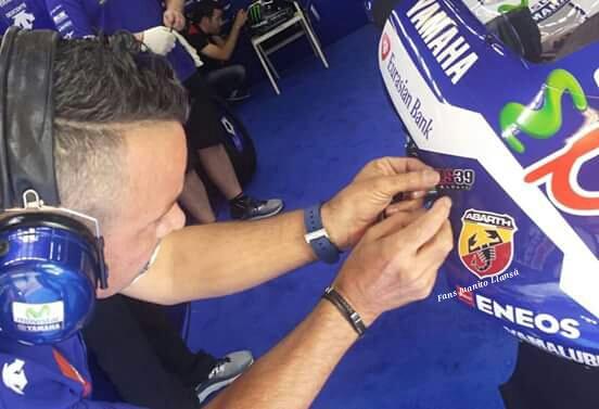 JLlans99's tweet photo. 4/06/16 UN HONOR PONER EL ADHESIVO DE @LuisSalom39 
EN EL CARENADO DE @lorenzo99  MUCHO GASSS. 
#LS39 #CatalanGP https://t.co/mjGunAwU82