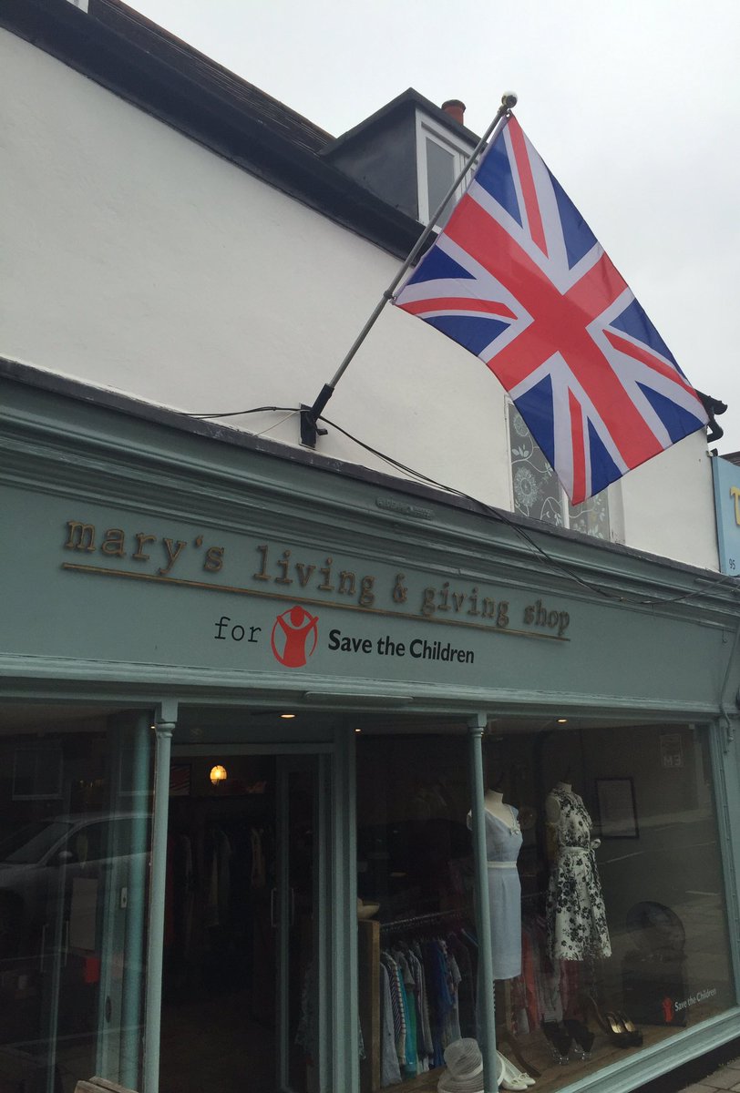 MLGteddington's tweet photo. Teddington ready to celebrate the Queens 90th Birthday ❤️🇬🇧🎈 Tks @TeddingtonC for arranging #unionjacks #queens90 https://t.co/ylZCsabmMI