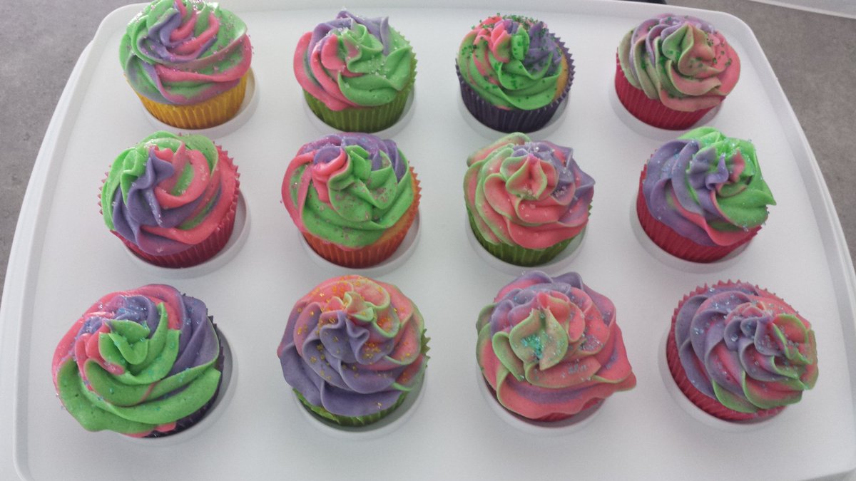 UGraca's tweet photo. #yummy #lemoncupcakes #lemoncustard #lemonbuttercreamfrosting #perfectsummerdessert #vanilla #colorfuldelight https://t.co/AQRr84qknw