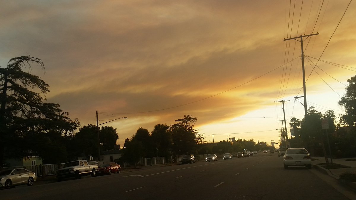 EMunoz459's tweet photo. #CalabasasFire view from North Hollywood https://t.co/4pf2DXgmCS