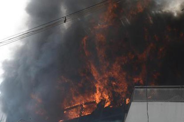 News18Bengali's tweet photo. #Fire #UBIBank
নিউ মার্কেটে UBI-এর শাখায় আগুন !
https://t.co/ZGCOC7xgCz https://t.co/ugi5UKQDhr