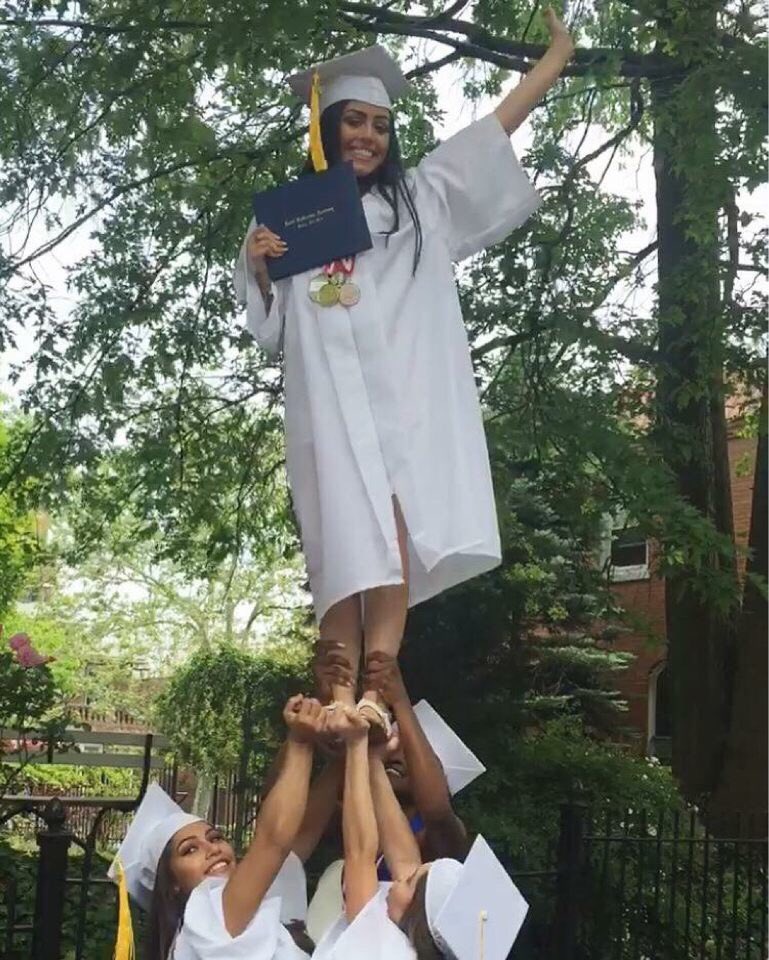 CoachCoachStars's tweet photo. Could this graduation picture be anymore perfect?! Class of 2016 #scacheer #scapride #familyforever https://t.co/UcpgVcGYfN