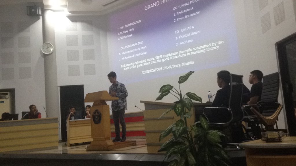 UNHASHBP2016's tweet photo. [LIVE REPORT]

Whip of Closing Opposition team is delivering his speech https://t.co/jVuNkCeRUX