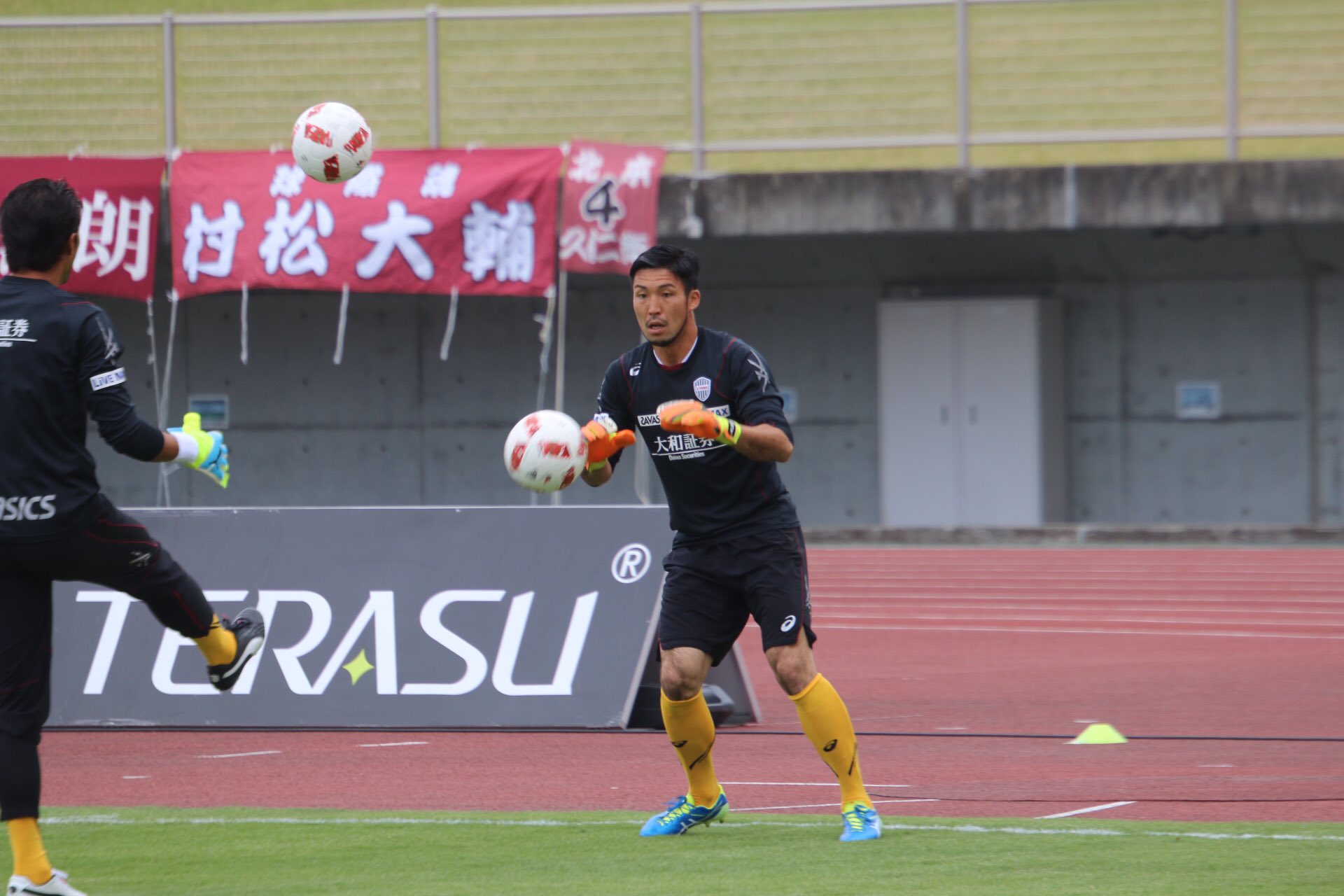 ヴィッセル神戸 ゴールキーパーがピッチに登場してウォーミングアップが始まりました T Co Mitkvuscga Vissel 湘南vs神戸 Jリーグ ナビスコカップ スカパー T Co Xh4zxhumb5 Twitter