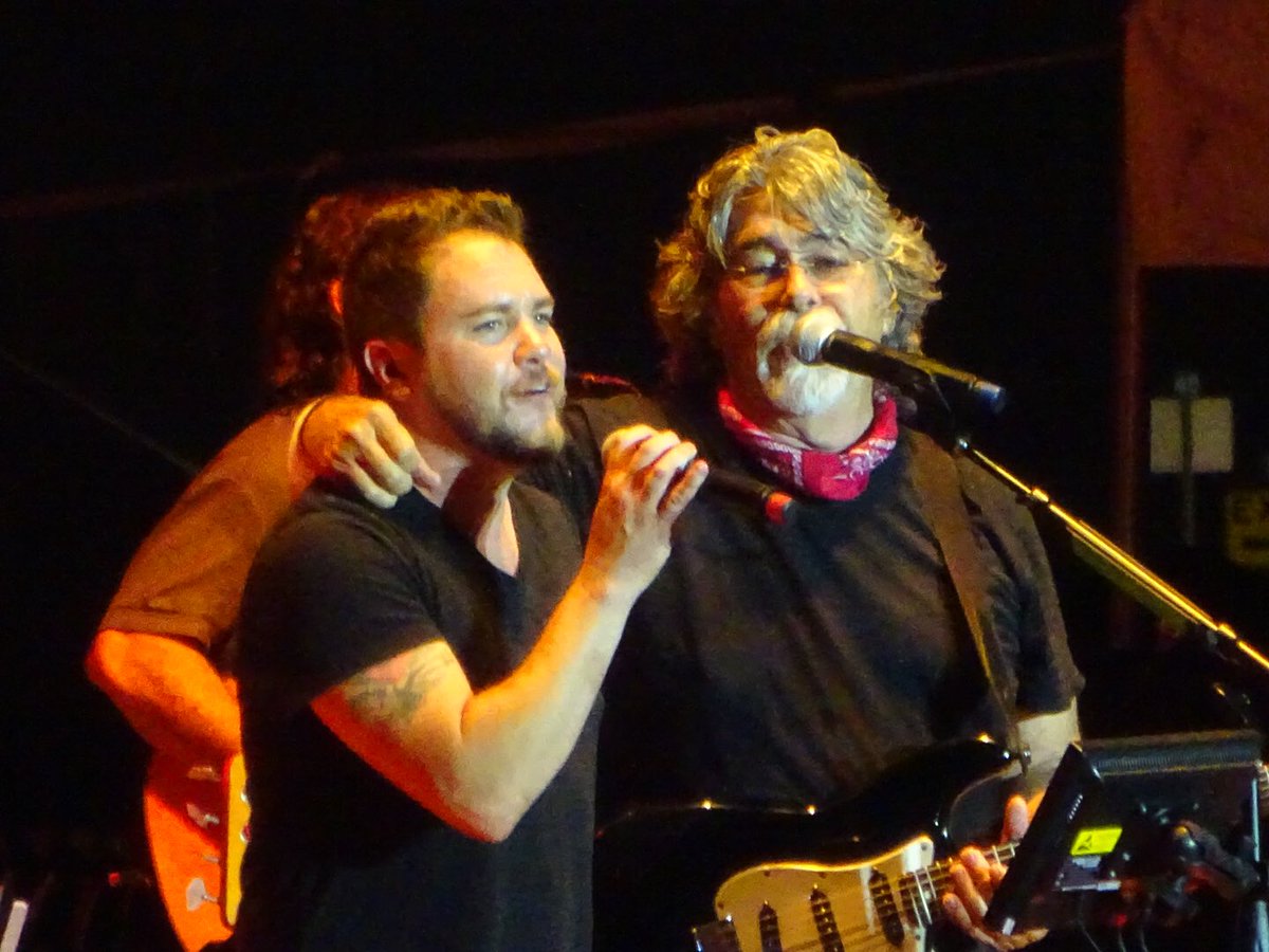 ToadlickMusic's tweet photo. Nothing like a surprise duet with @EliYoungBand & @TheAlabamaBand I'm fallen faster and faster...* #Toadlick2016 https://t.co/m6LNr3vf2J