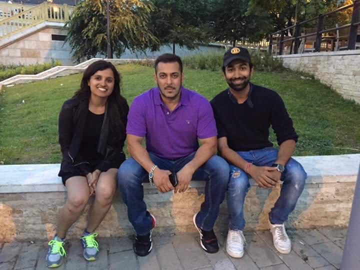 BSKFanClub's tweet photo. #SalmanKhan chilling with fans on the sets of #Sultan in Budapest, Hungary. https://t.co/HhrrHsdH56