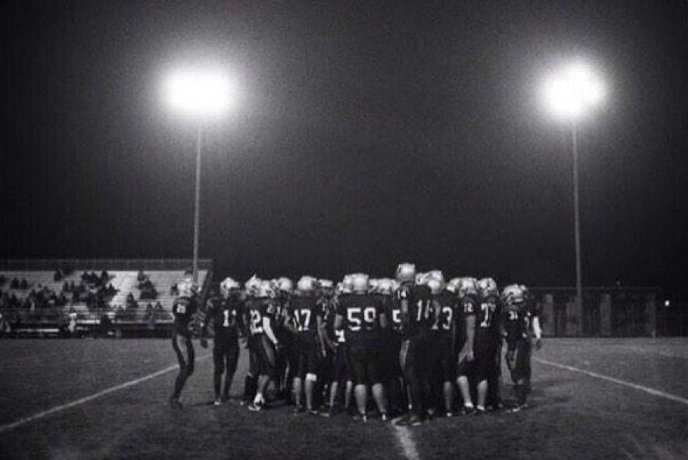 CauseWereGuys's tweet photo. RT if you're missing those Friday night lights https://t.co/WjkK9YU1vC
