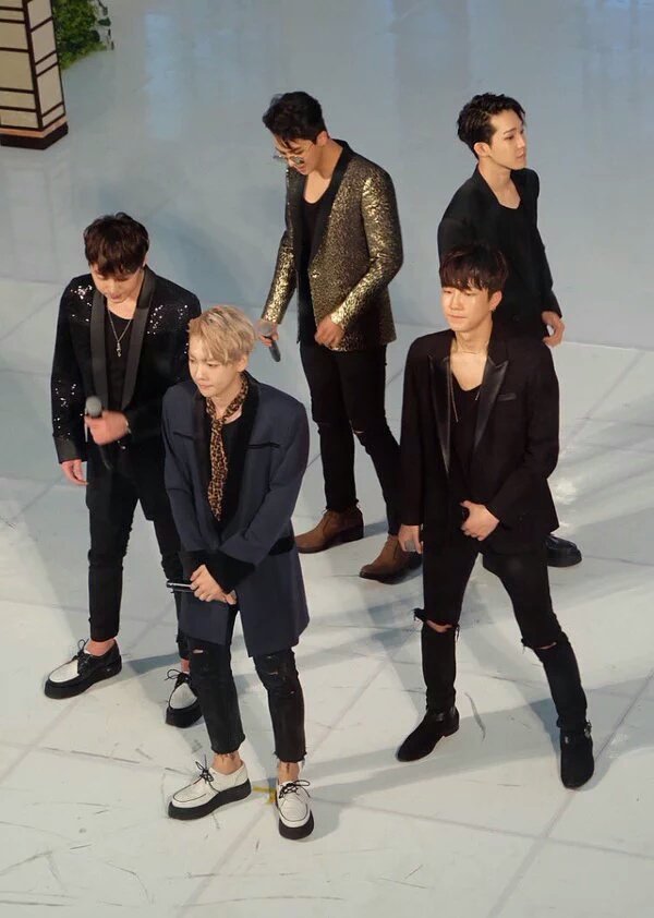 KlNGTAEHYUN's tweet photo. forever holding onto these hands. whatever happens, IC will always be there for WINNER.
#위너 #WINNERProtectionSquad https://t.co/sdlBqYd81c