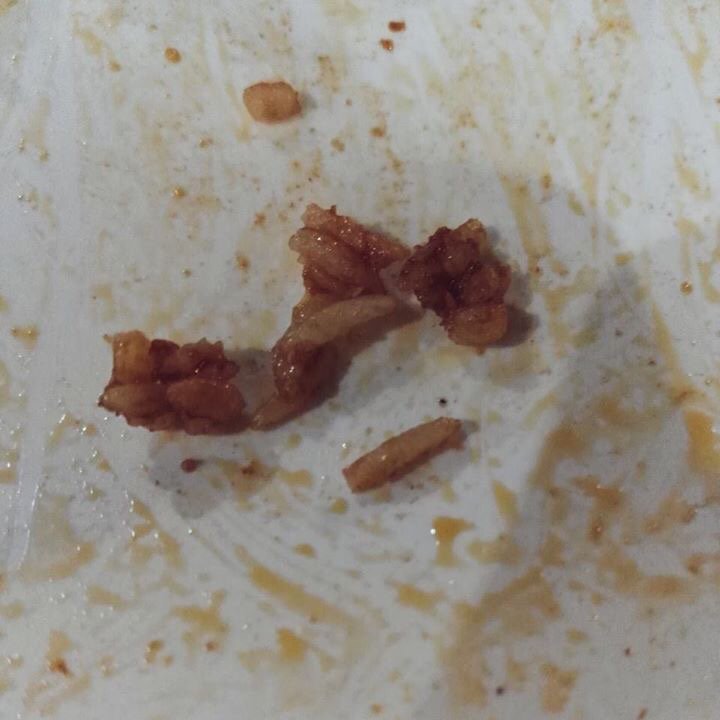 httpraviera's tweet photo. mak pesan kalau mkn nasi tak hbis, nnti nasi tu nangis. aku dh letak kwn-kwn dia utk mnceriakan dia, hope dia ok lah https://t.co/UtcnK9vCSV