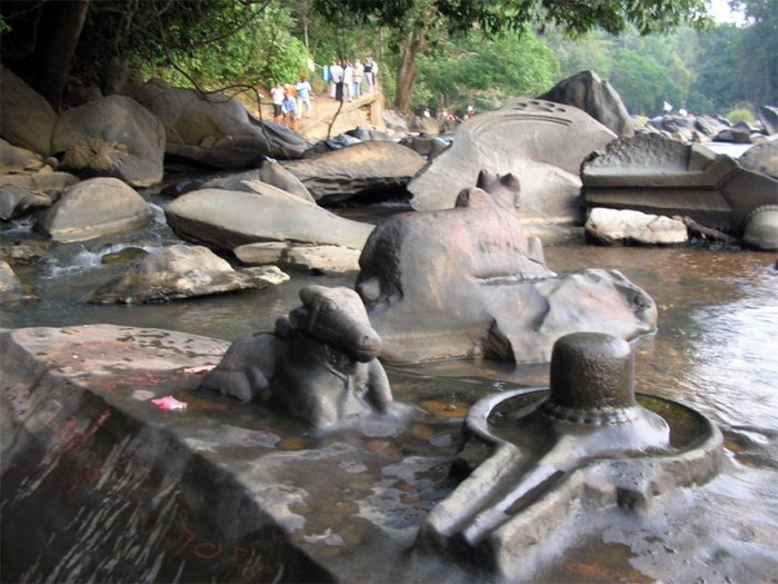 mcvivek's tweet photo. Astonishing sight to see Thousands of carved #ShivaLingas embedded on the Shalmala river bed #Karnataka #Bharat 🙏🙏🙏 https://t.co/funPQSbqfw