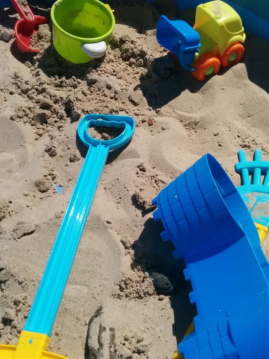 _kevinmcl's tweet photo. #tweetingfrom a beach in the garden 😎 https://t.co/kSKZ0PhjSb