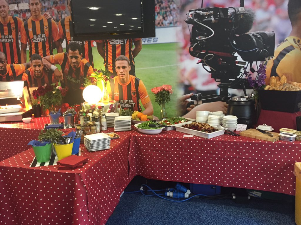 SnakatakUK's tweet photo. Backstage @tigereventshull we've got a gorgeous selection of salads plus sausage &amp; mash! #NitroCircus #snakatak https://t.co/eGCRjqkW8I