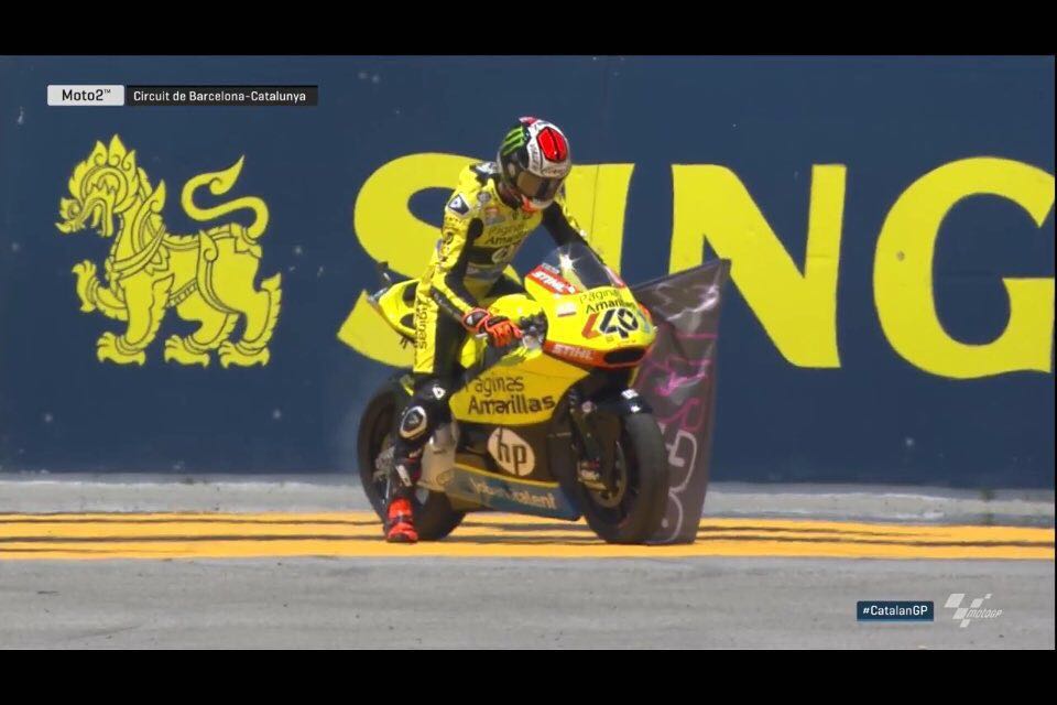 gilamotor's tweet photo. Zarco &amp; @Rins42 melakukan burn out sebagai salam kehormatan untuk @LuisSalom39 :) https://t.co/YaX79CrMnp
