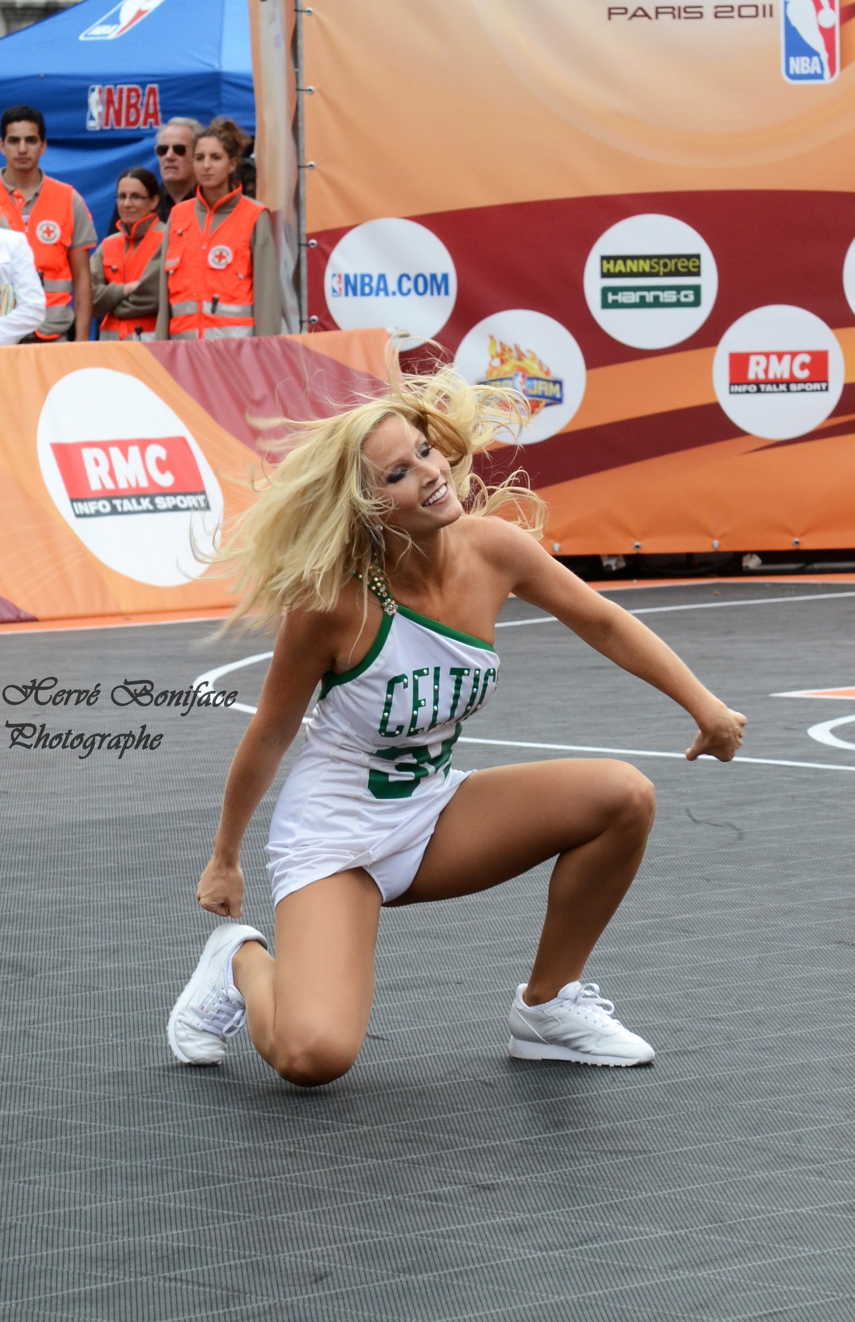 upskirt bleachers  / X