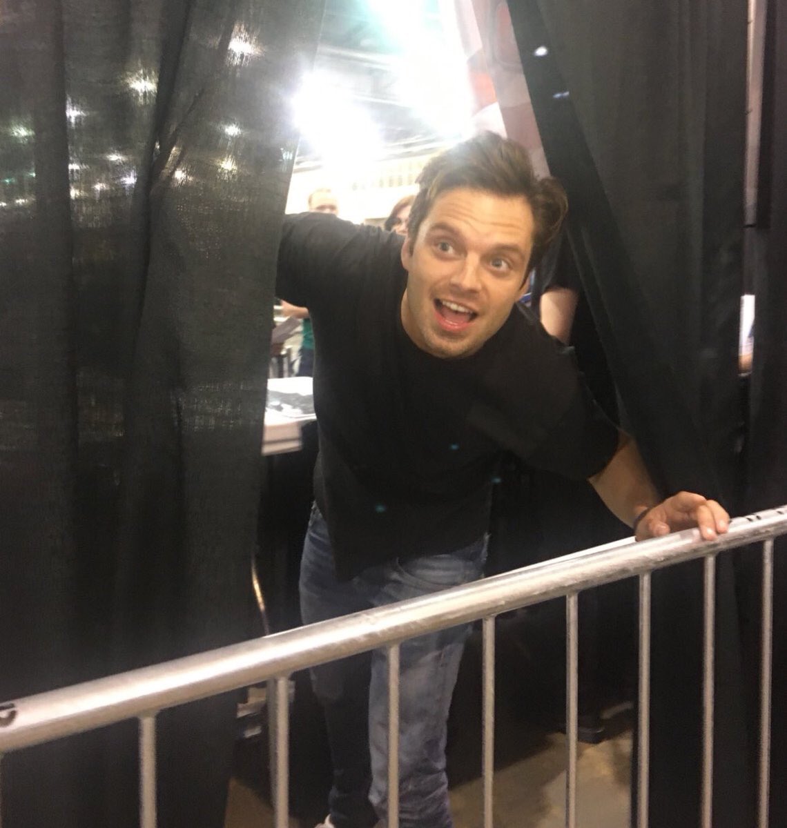 ICEPOPBUCKY's tweet photo. THIS IS WHEN HE SNEEZED &amp; EVERYONE BEHIND HIM SAID BLESS YOU &amp; HE PEAKED HIS HEAD OUT &amp; THANKED THEM https://t.co/VVd5Y1qSby