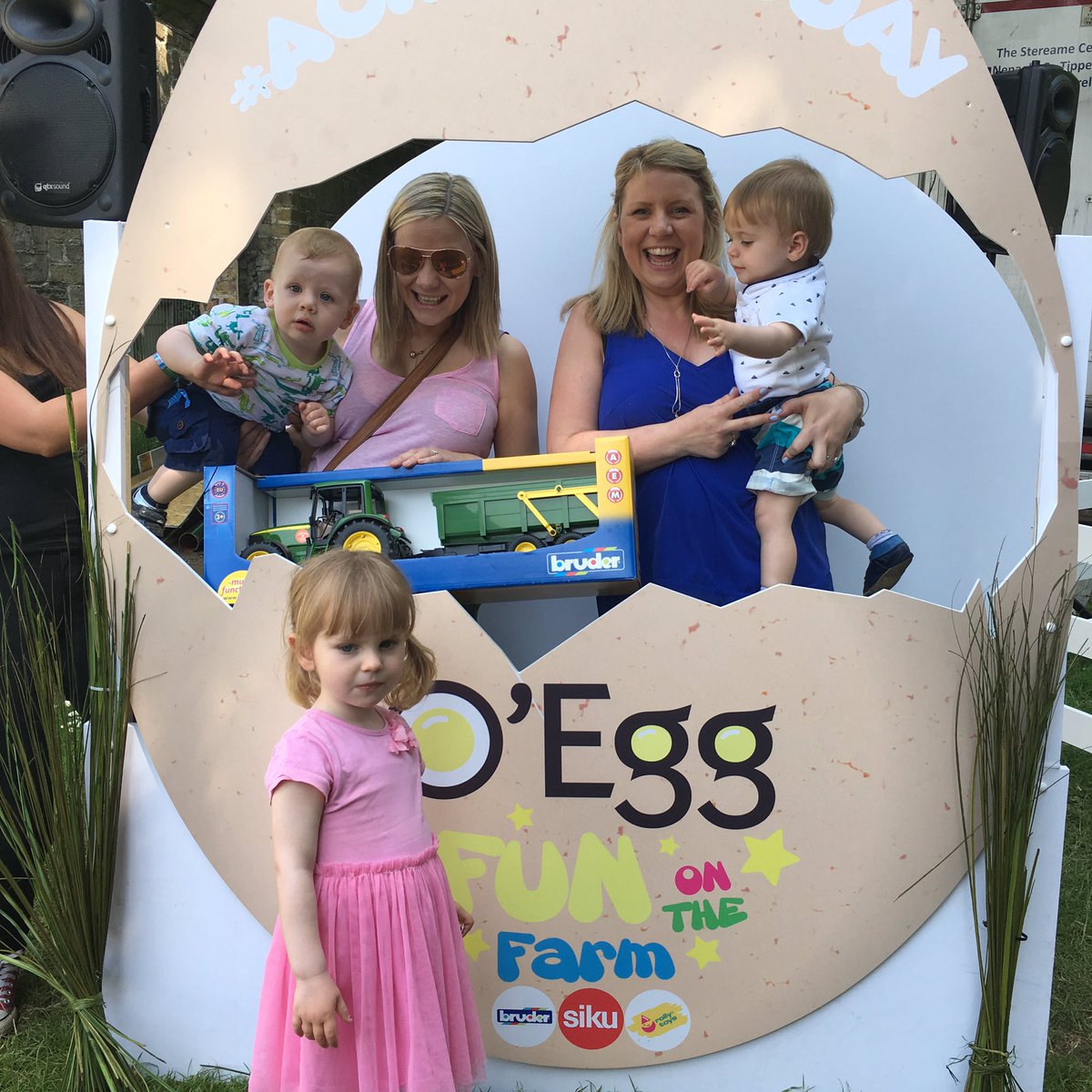funonthefarmirl's tweet photo. We've had so many happy faces over at our Hatchlings having #ACrackingDay! Have you taken your photo yet? 🐣 https://t.co/WkV1Ayo9oM