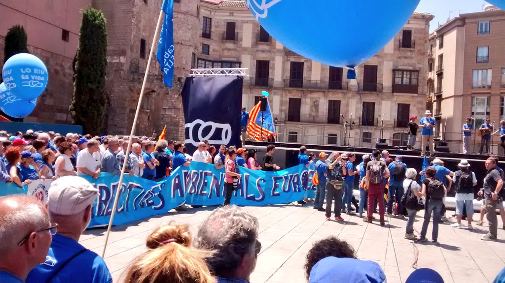 alexandreponsab's tweet photo. Escoltant a la Plaça de la Catedral el Manifest en contra del Pla de Conca i en defensa de l'Ebre 🙋💪 #Riuada5J https://t.co/xZBs3Gsz1H