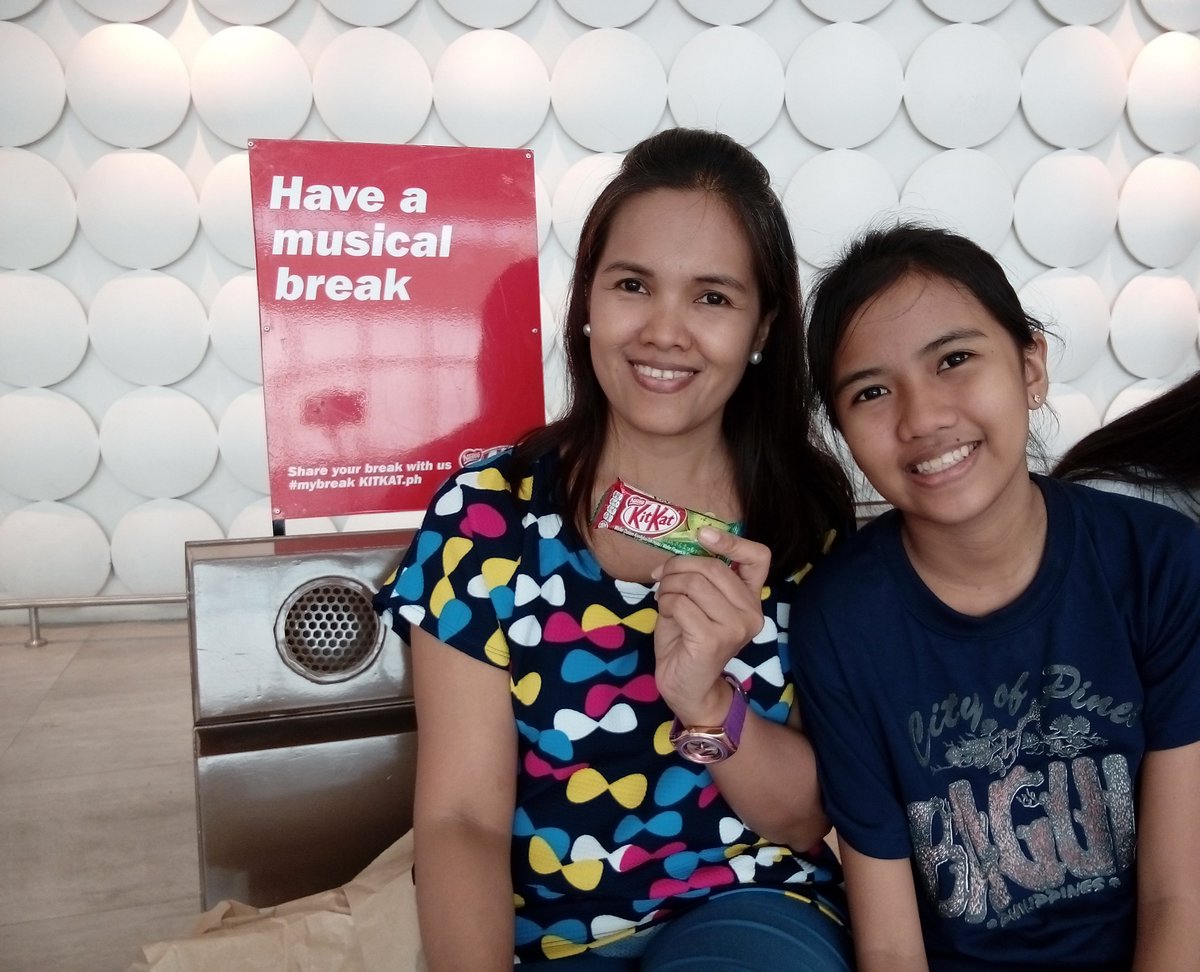 NelinaGatong's tweet photo. Having a #MUSICBREAK at this amazing #KITKATBench while enjoying my @kitkat_ph . <3 #mybreak https://t.co/cogU0HLNYj