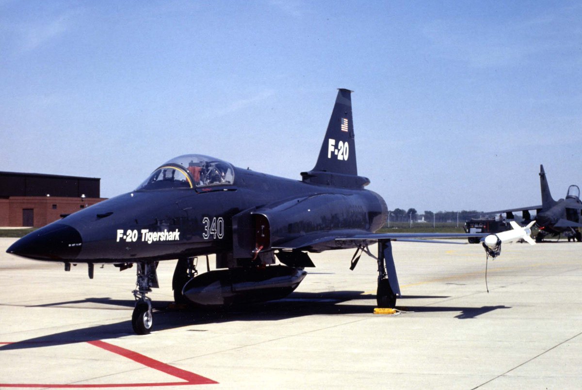 heikihenken's tweet photo. F-20 タイガーシャーク　60年代「中小国には高価な戦闘機とかキツいだろうし手頃な戦闘機F-5を用意したぞ」「手頃でええな、買うわ」80年代「ヒットしたF-5を改良したF-20だ」「今更そんなのよりちょっと高くてもF-16買うわ」 https://t.co/Xu4Ase8RCl