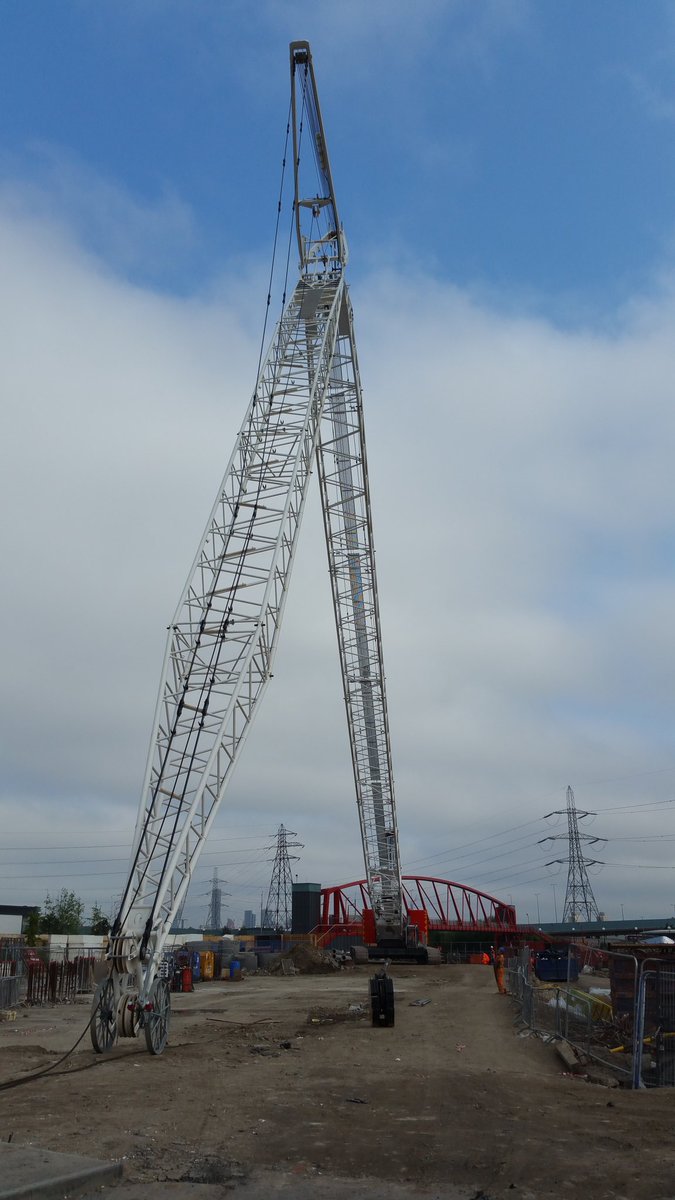 birbeee's tweet photo. Nearly there. #selectcrawlercranes #precastconcretestructures #londoncityisland #ballymore @LCIconstruct https://t.co/UpeRklvT8u
