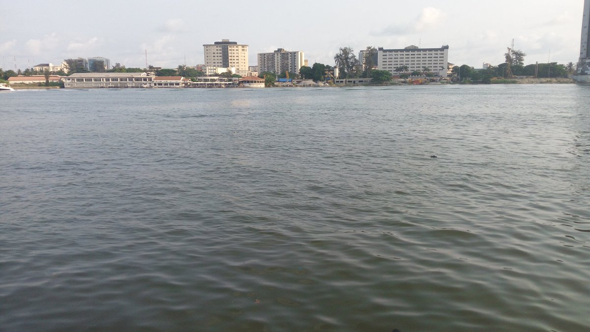 gossyomega's tweet photo. Ikoyi, Lagos. Waterfronts are so badly polluted, one cannot start to comprehend it. @realwecyclers you want? https://t.co/7nBQlZ6MKb