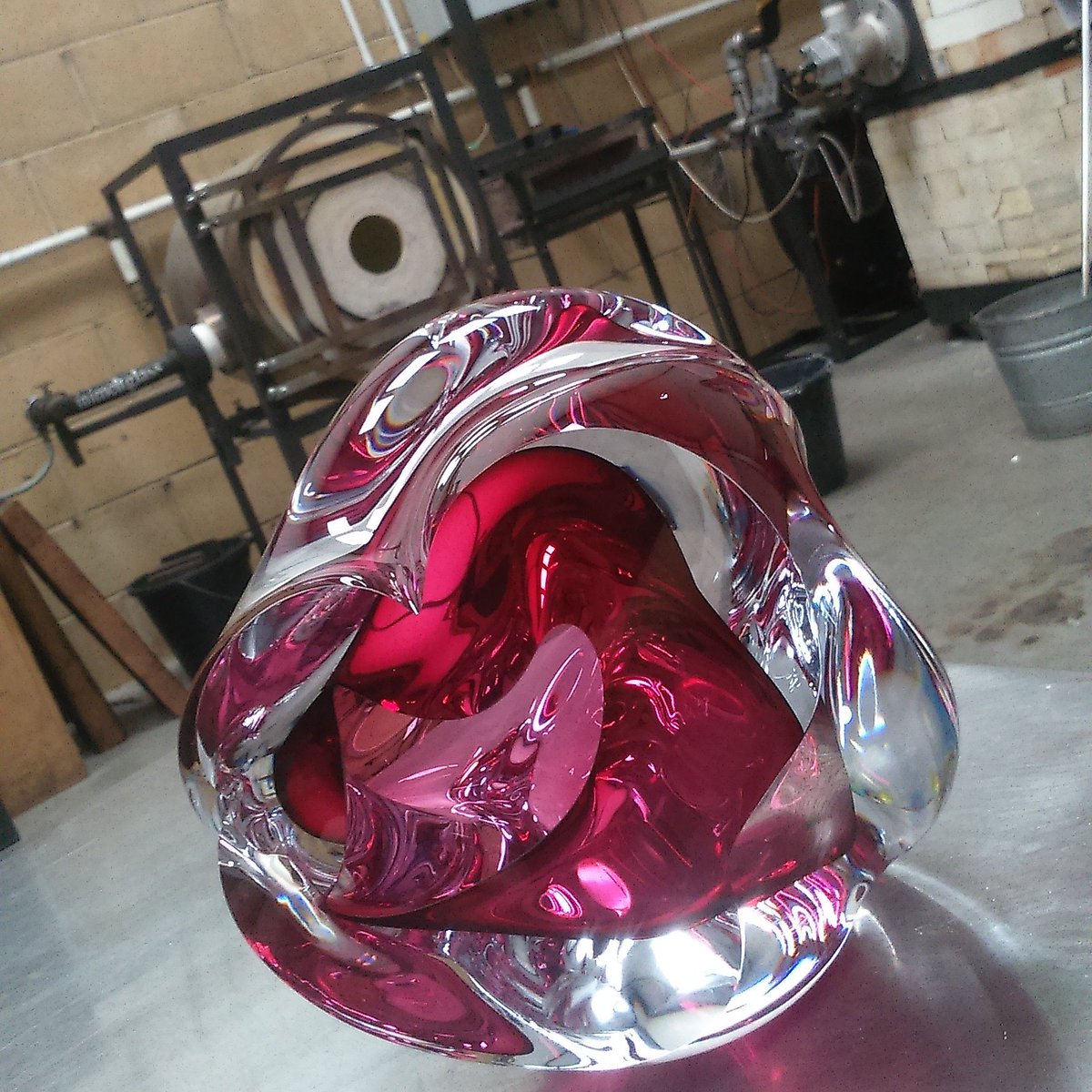 SamanthaD_Glass's tweet image. This Sunday shall consist of coffee fueled polishing... :-) #glass #coldwork @devereuxhuskie