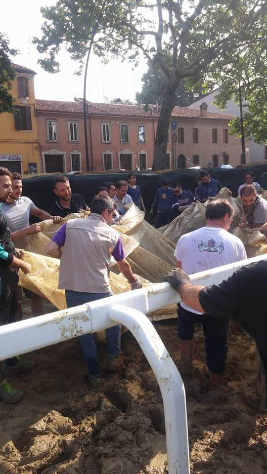 mirko_scape's tweet photo. Grande impegno dei volontari del Palio per mettere in sicurezza la pista, foto @PaliodiFerrara #paliofe2016 https://t.co/q9jIkfAP0d