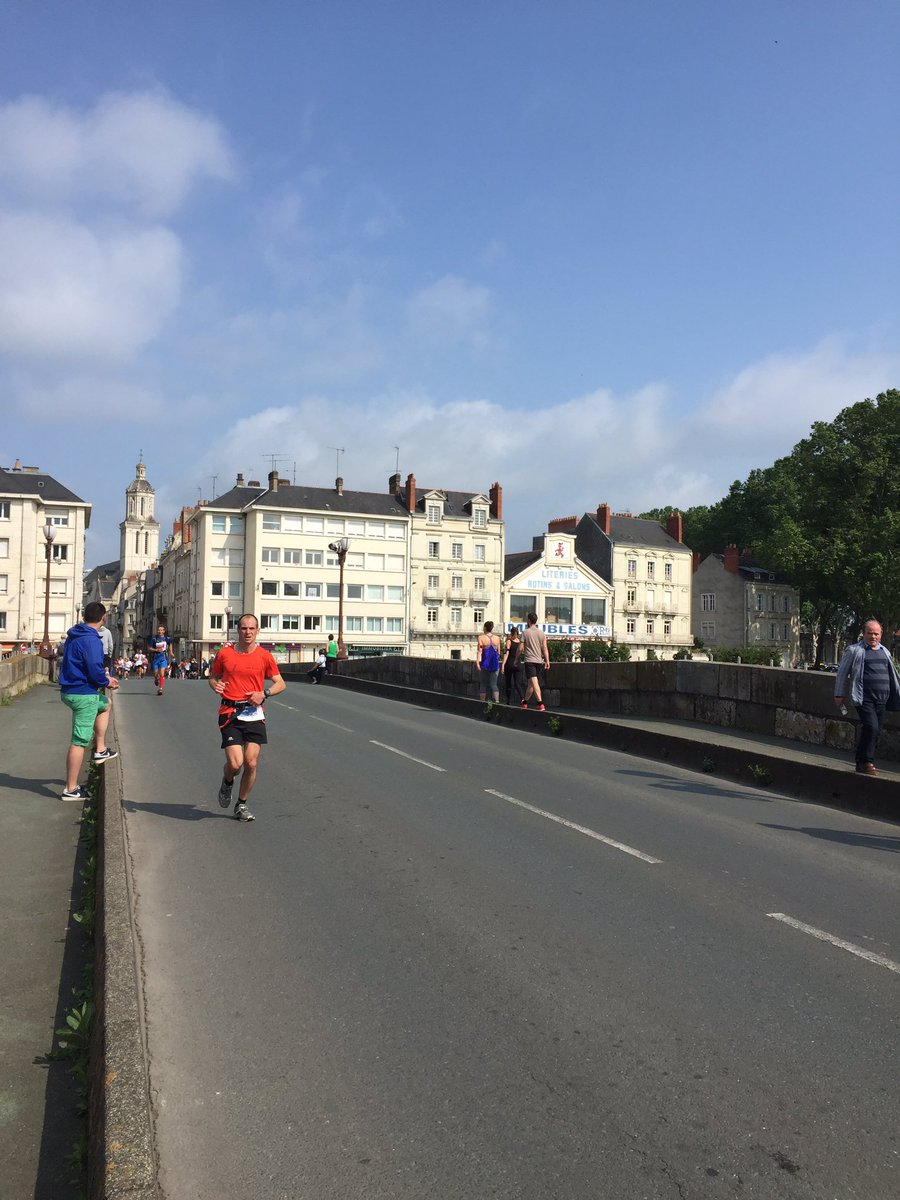 Angers's tweet photo. #ToutAngersBouge les coureurs ne lâchent rien d'une rive à l'autre ! https://t.co/7PnspkdQ3o