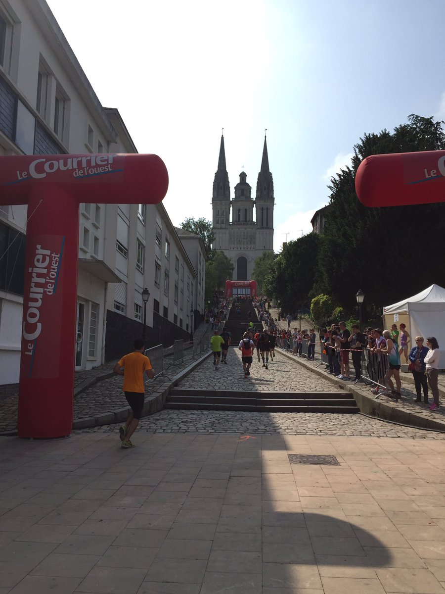 Angers's tweet photo. #ToutAngersBouge les coureurs ne lâchent rien d'une rive à l'autre ! https://t.co/7PnspkdQ3o
