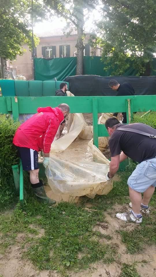 mirko_scape's tweet photo. Grande impegno dei volontari del Palio per mettere in sicurezza la pista, foto @PaliodiFerrara #paliofe2016 https://t.co/q9jIkfAP0d
