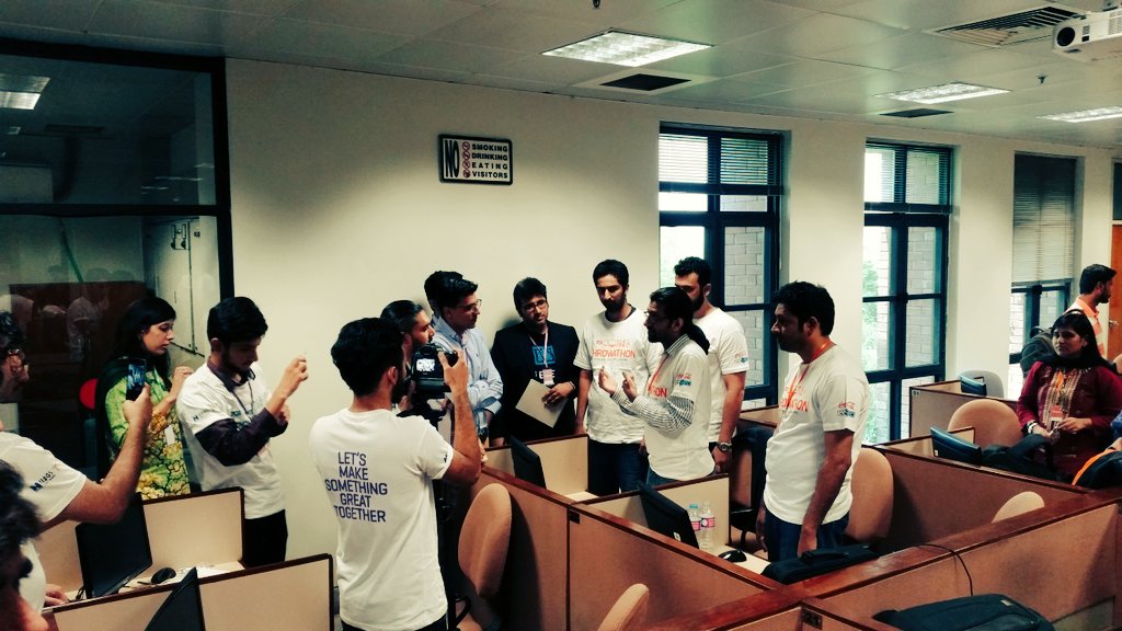 Throwathon's tweet photo. Elevator pitches in full flow! #MomentOfTruth https://t.co/QX1BWJXdl3