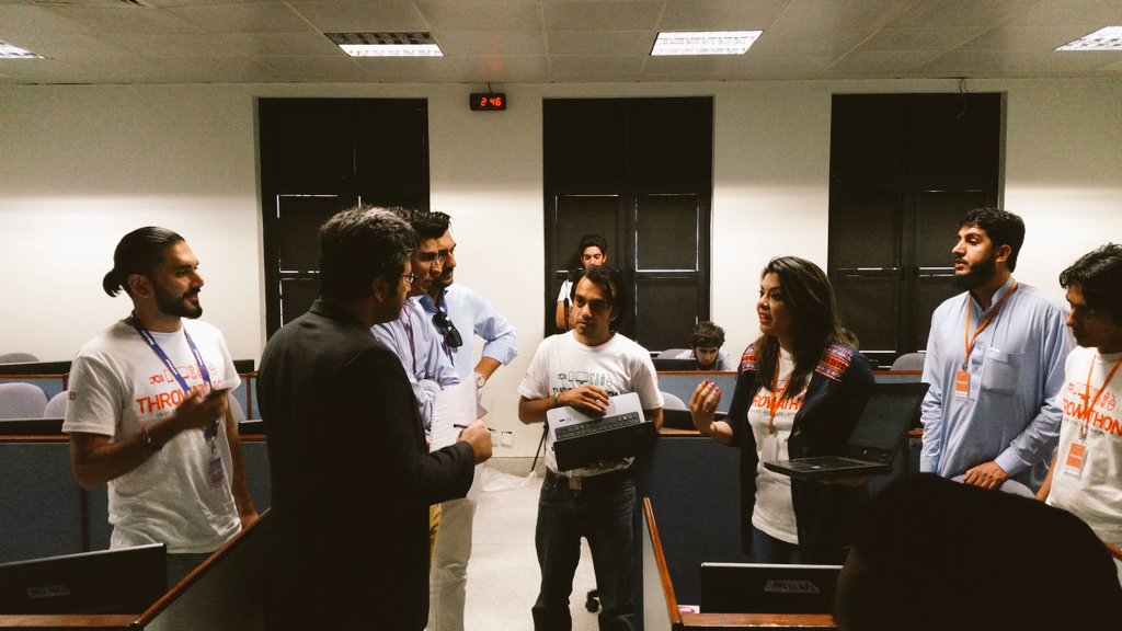 Throwathon's tweet photo. Elevator pitches in full flow! #MomentOfTruth https://t.co/QX1BWJXdl3