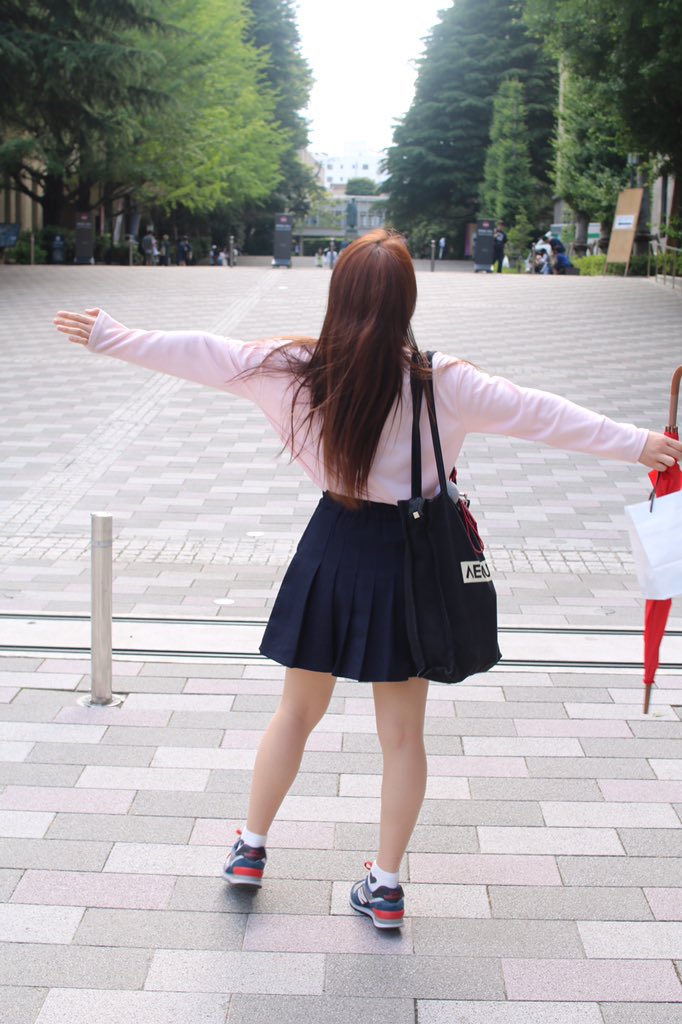 hoteihunoritam1's tweet photo. お気に入りショット。赤い傘を持って雨乞いする少女笑笑？何か奇妙かな？笑笑 https://t.co/Nqs1wv3CSv