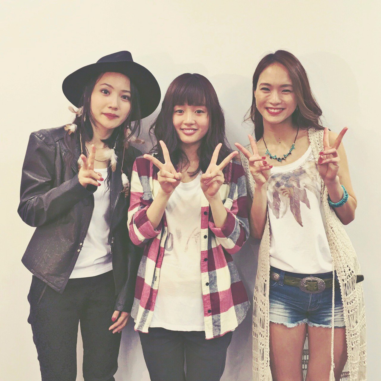 Leola Official ラヴソング Special Live ありがとうございました 二人や 最高なスタッフの皆さんに出会えて本当に幸せです W 明日の9話 皆さんお見逃しなく Leola ラヴソング 藤原さくら 新山詩織 T Co Ft3mm0wnhg Twitter