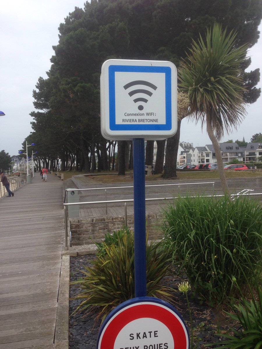 LeMoullec's tweet photo. On n'a peut être pas #electricite ni #eaucourante mais on a le #wifi 😝👌 #rivierabretone https://t.co/W8HXry7nYQ
