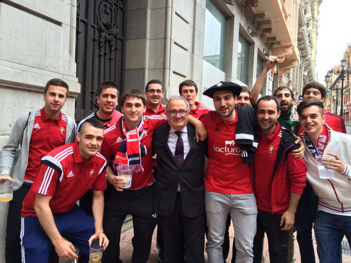 laranarojilla's tweet photo. Lo de ayer fue muy, muy grande. El miércoles a El Sadar y el finde a Tarragona. Aúpa #Osasuna @inigologo @rojillo89 https://t.co/kk4DYzRXQ6
