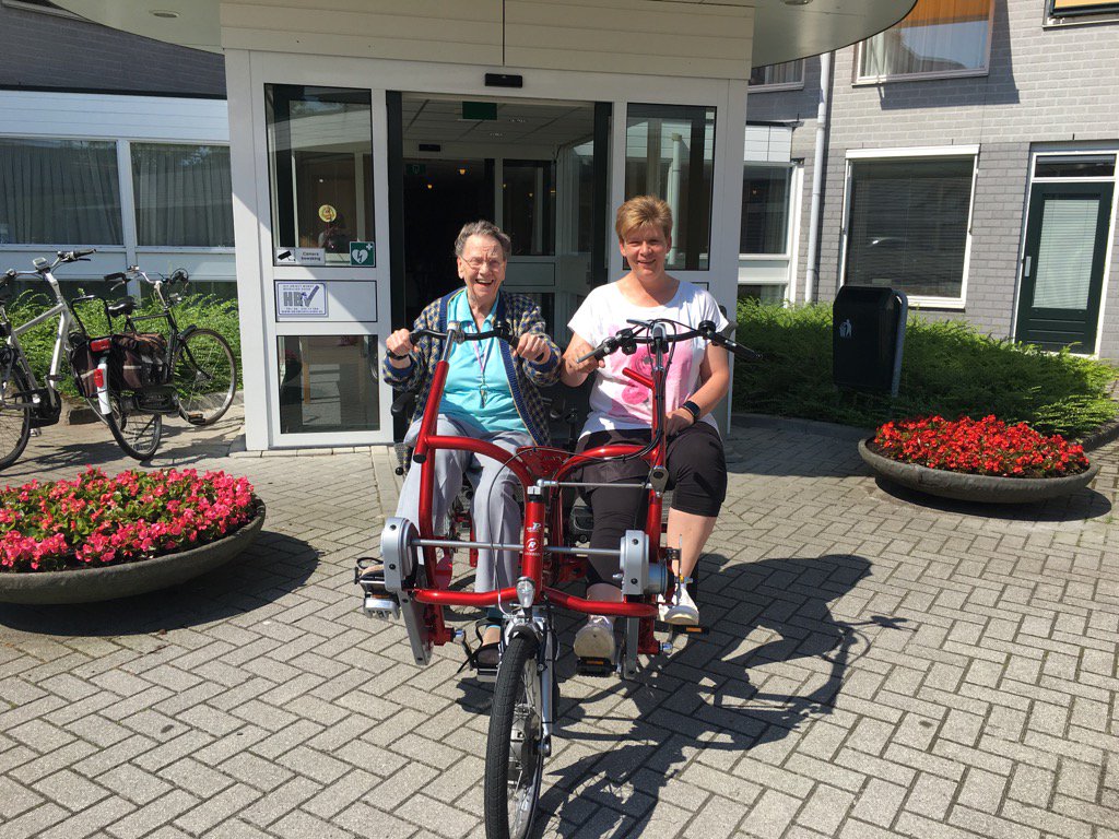 Welzijnwzu's tweet photo. Samen met familie op de Duo Fiets! Dat is nog eens genieten 😊 @wzuveluwe #Welzijn https://t.co/JT34pMjZ3w