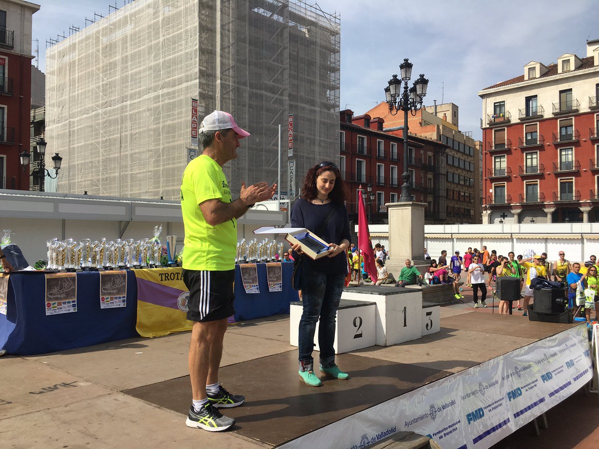 DeportesVLL's tweet photo. La hija de #JesusParedes, recoge una distinción de sus compañeros de @TrotapinaresVA 👏🏻
#ValladolidTrota 🏃🏻 https://t.co/wOXPC6YWtl