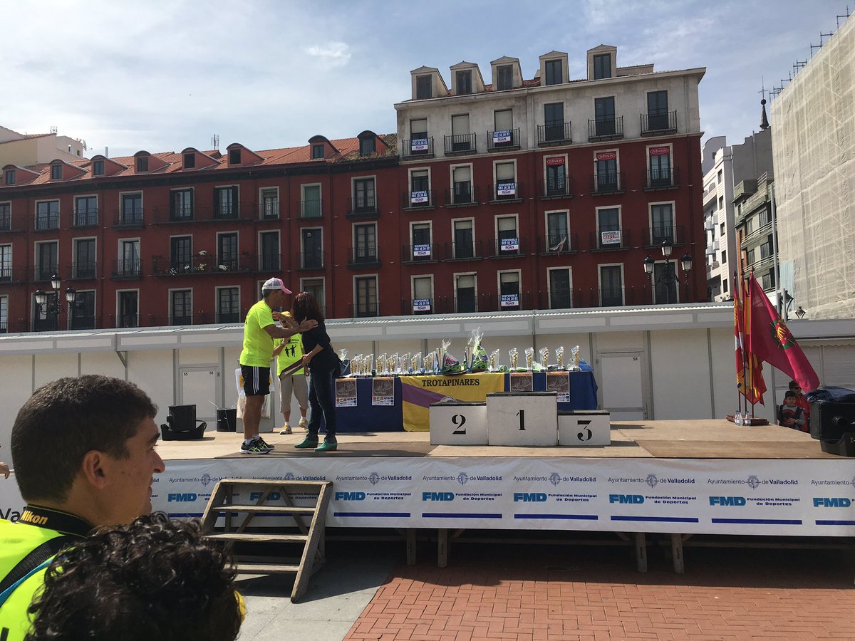 DeportesVLL's tweet photo. La hija de #JesusParedes, recoge una distinción de sus compañeros de @TrotapinaresVA 👏🏻
#ValladolidTrota 🏃🏻 https://t.co/wOXPC6YWtl