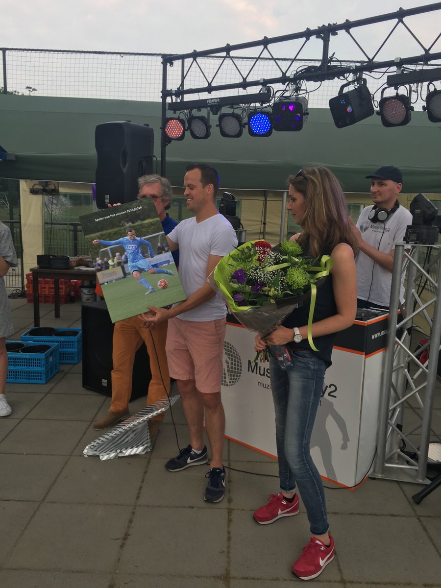 bc_vvcapelle's tweet photo. vv Capelle speler van het seizoen 2015-2016 is geworden Gertjan Rothman. #topklasse https://t.co/gi7EuyVShd