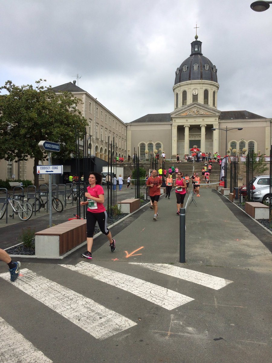 chu_angers's tweet photo. #ToutAngersBouge descend les escaliers du @chu_angers @yannbubien @AnitaComhop @Alexis_Thomas_h https://t.co/HsSdLtlcmn