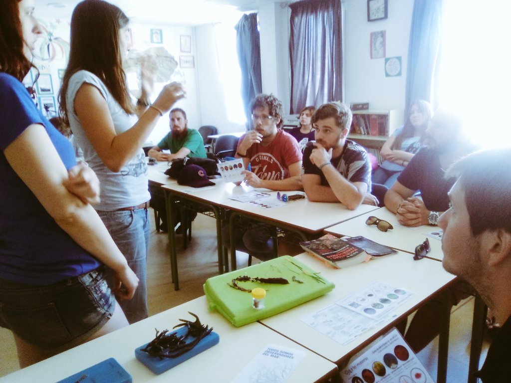 obsdelmar's tweet photo. Mucha curiosidad por conocer a las #invasoras de la mano de las expertas antes de entrar al agua #Andalucía #ciencia https://t.co/k7NQ9cBia9