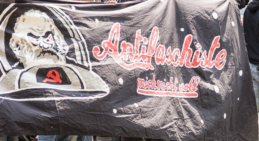 conligit's tweet photo. "Antifaschiste mich nicht voll"
Ich lieg am Boden..
(Foto von @dannytastisch)
https://t.co/cLNL1Oquj3
#notddz #do46 https://t.co/zobPN1q6ye