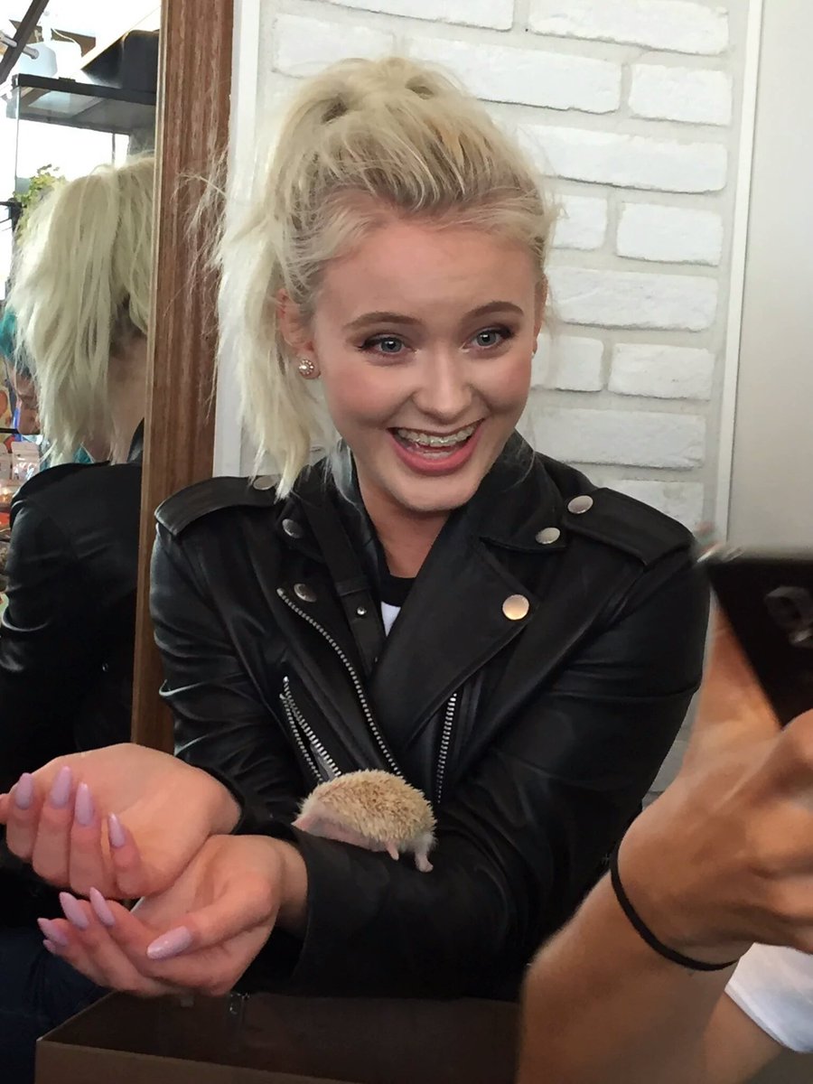 Zaralarssonjp ハリネズミカフェ Harry にて Zara Larsson Zaralarsson Hedgehog Cafe Harry In Tokyo ザララーソン ザララーソン来日