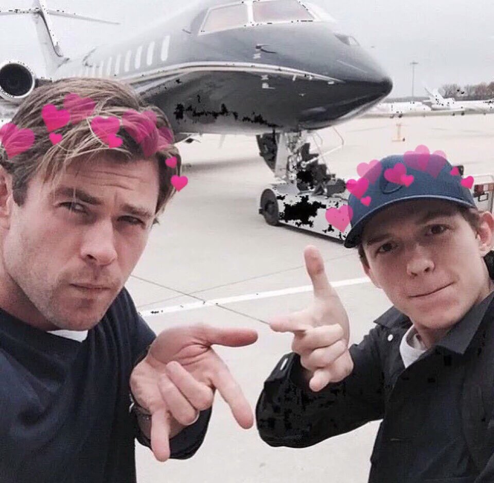 Chris hollander. Том холланд и том хемсворт. Джимми фэллон и том холланд. Tom holland and chris evans. Джимми фэллон и том холланд.