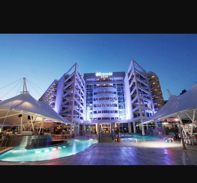 spheeee's tweet photo. Can't wait till holiday tomorrow with this dickhead @callumedgway 🍹✌️💕 https://t.co/uZbkEncHsg