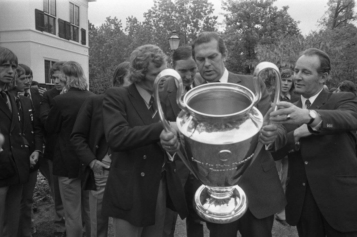 OldFootball11's tweet photo. #Netherlands (1972): #PM #Biesheuvel is having a close look at the #EuropeanCup; #Ajax #PietKeizer #GerrieKleton https://t.co/bj73IKaun8
