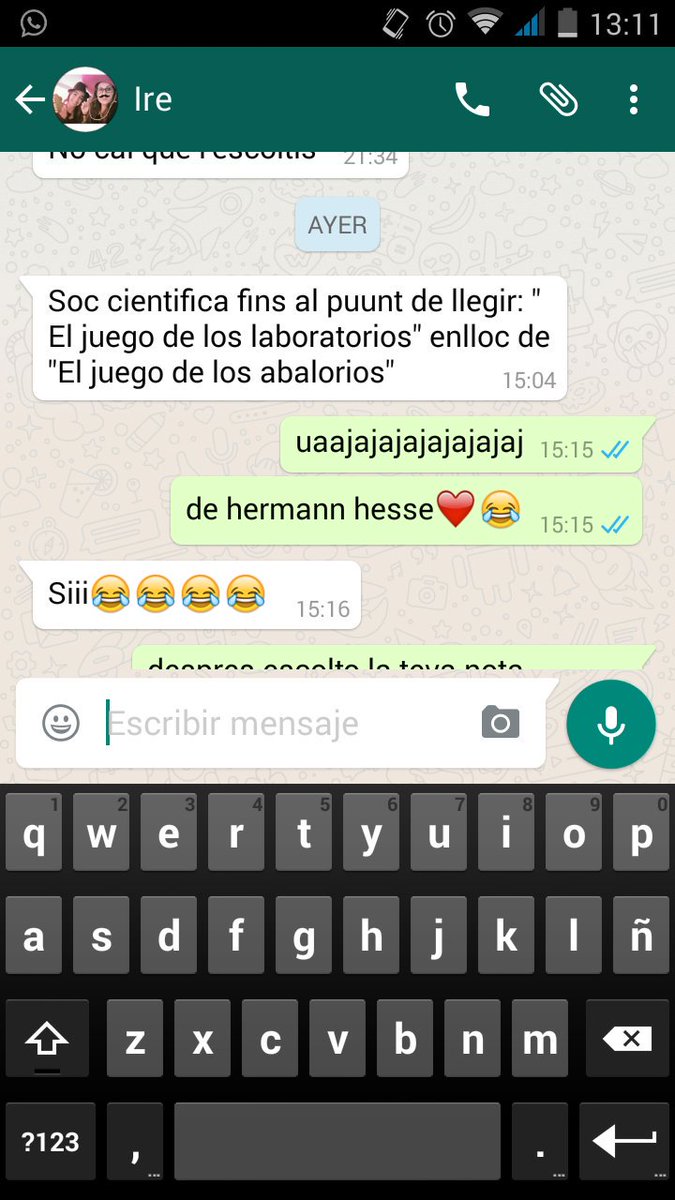 paulabaldrich's tweet photo. La meva germana estudiant per la sele davant dels meus llibres."El juego de los laboratorios" (Lol) https://t.co/rSnZ4AyofW